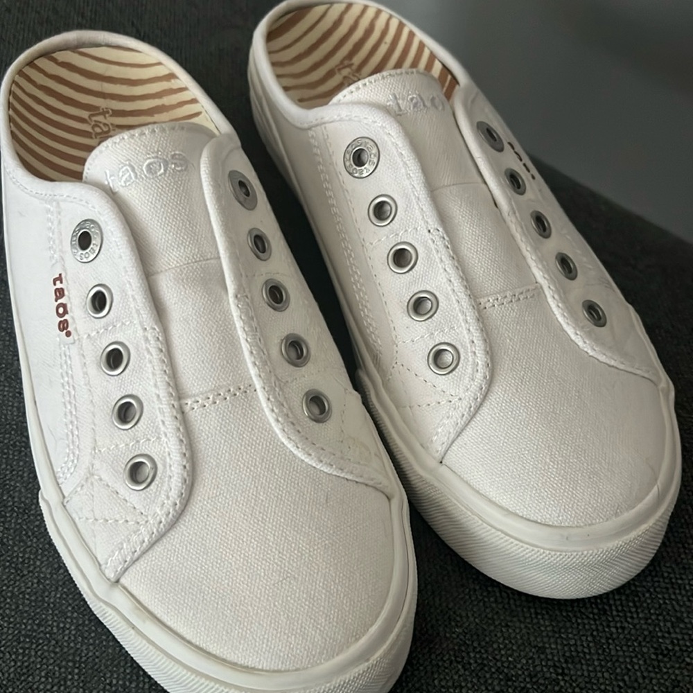 Taos white canvas mule sneaker, worn twice, very comfortable removable footbed.
